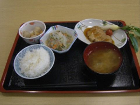 トップウェル鳴海のお食事。お膳にバランスの整った食事がのる。