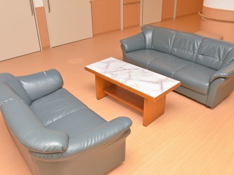 ゆったりと座って会話を楽しむことができるソファが設置された共有スペース