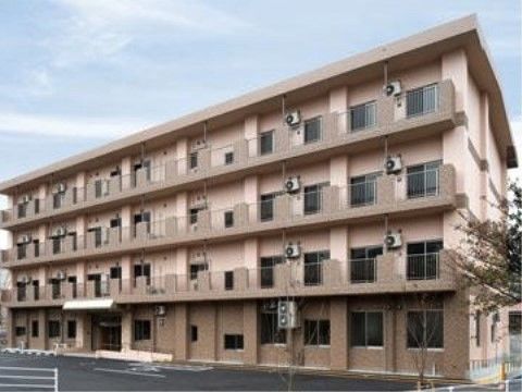マンション風の４階建ての建物前
