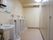個室トイレ以外に小便器が４台並んで設置されている。その手前に洗面台がある。壁にペーパータオルが設置されている。
