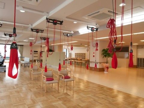 天井にトレーニング機器が設置された、気軽に体を動かすことができる共有スペース