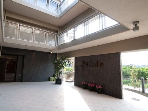 吹き抜けの構造になっており、広いスペースが設けられている。屋外の緑が豊かな景色を眺めることもできる。