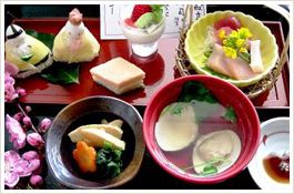 野菜の煮物や刺身、貝の吸い物が付いた特別食