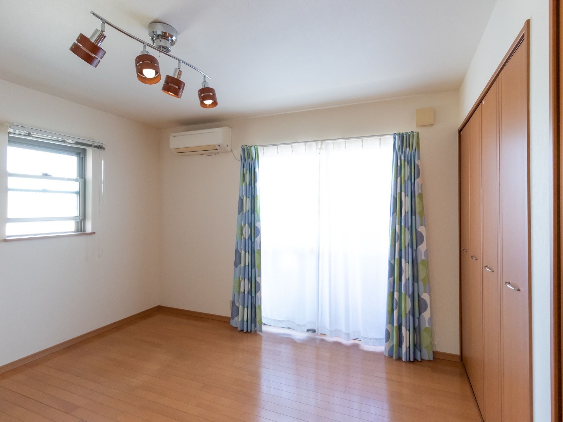 エアコンが完備されている。日当たりが良く、室内にたっぷり日が差し込むので快適に過ごすことができる。スタイリッシュな照明が備わっている。