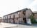 茶色を基調とした２階建ての建物が並んでいる施設である。各居室に、独立したバルコニーが設置されている。