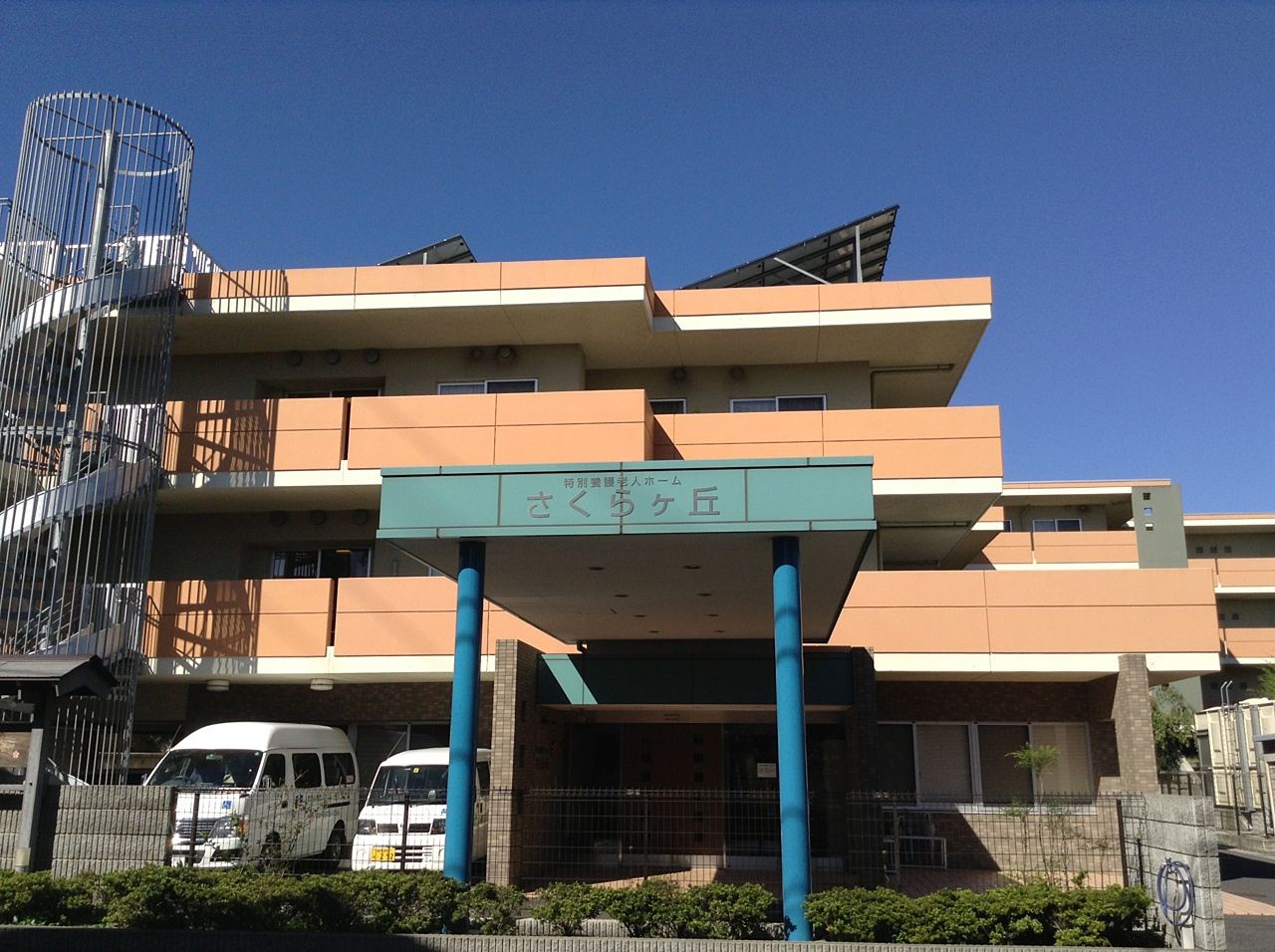 ゆったりとした建物正面