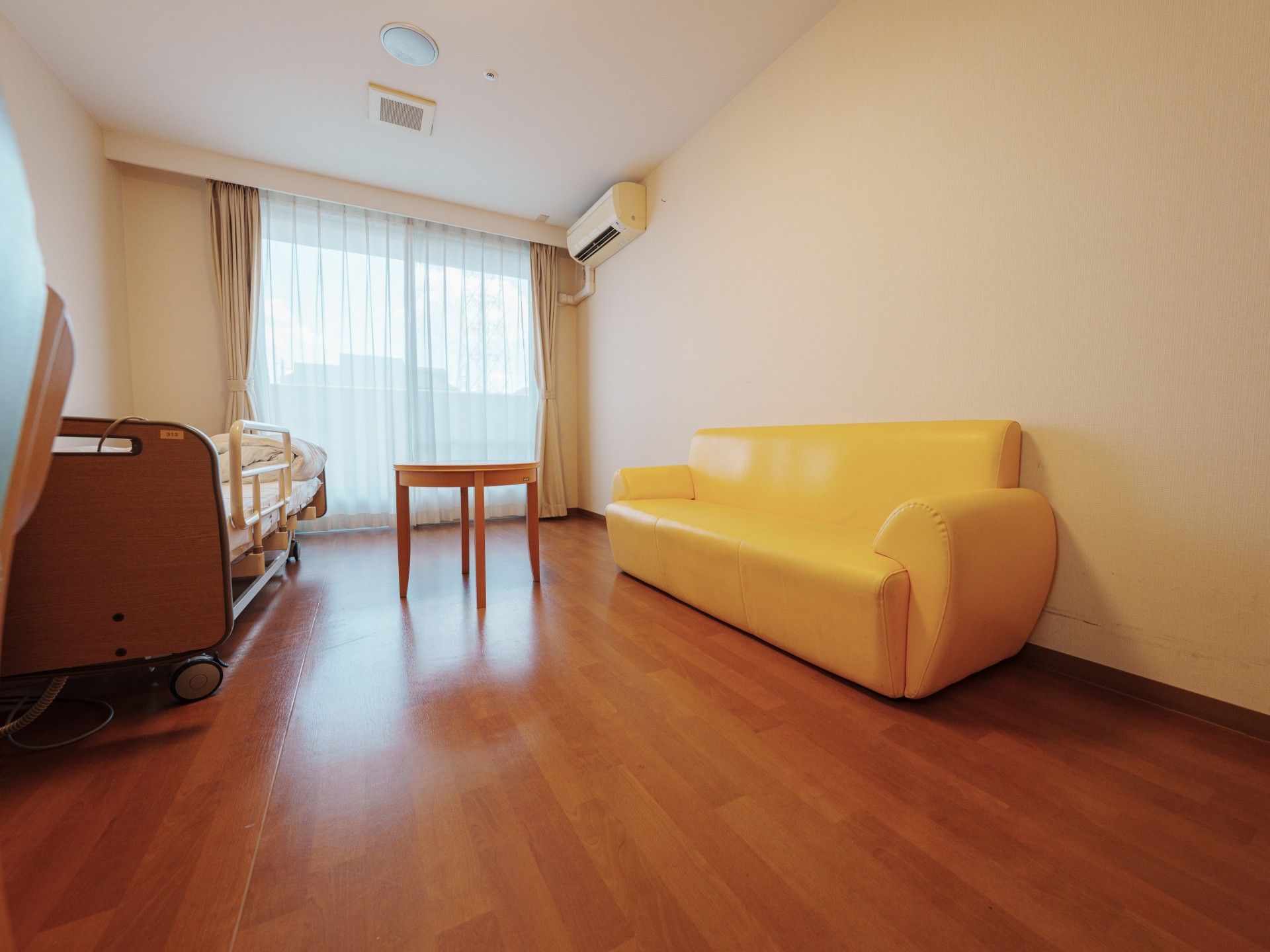 明るい個室の様子