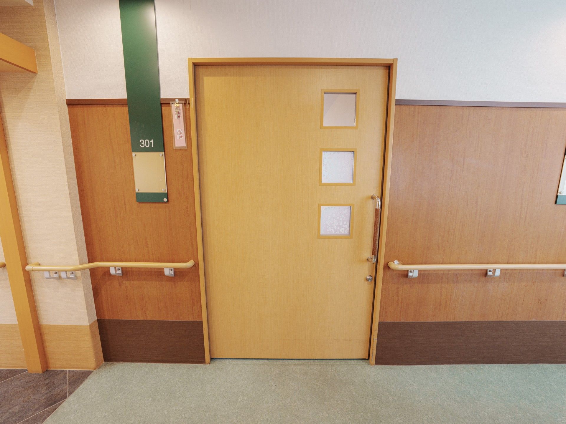 手すり付きの木製ドア