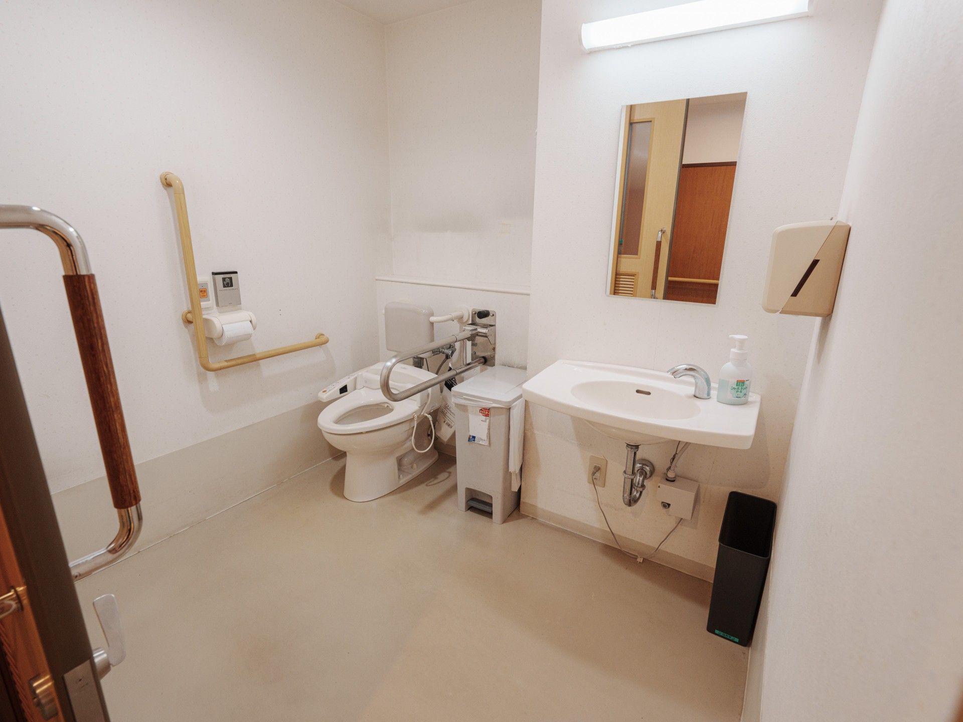 手すり付きのトイレ