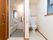 個室タイプの浴室の隣に、トイレが設置されている。それぞれバリアフリーに配慮された段差のないフラットな床となっている。