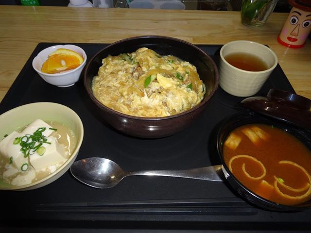 「グランデージ和泉」食膳 父の日のメニューで豪華な食が並んでいる