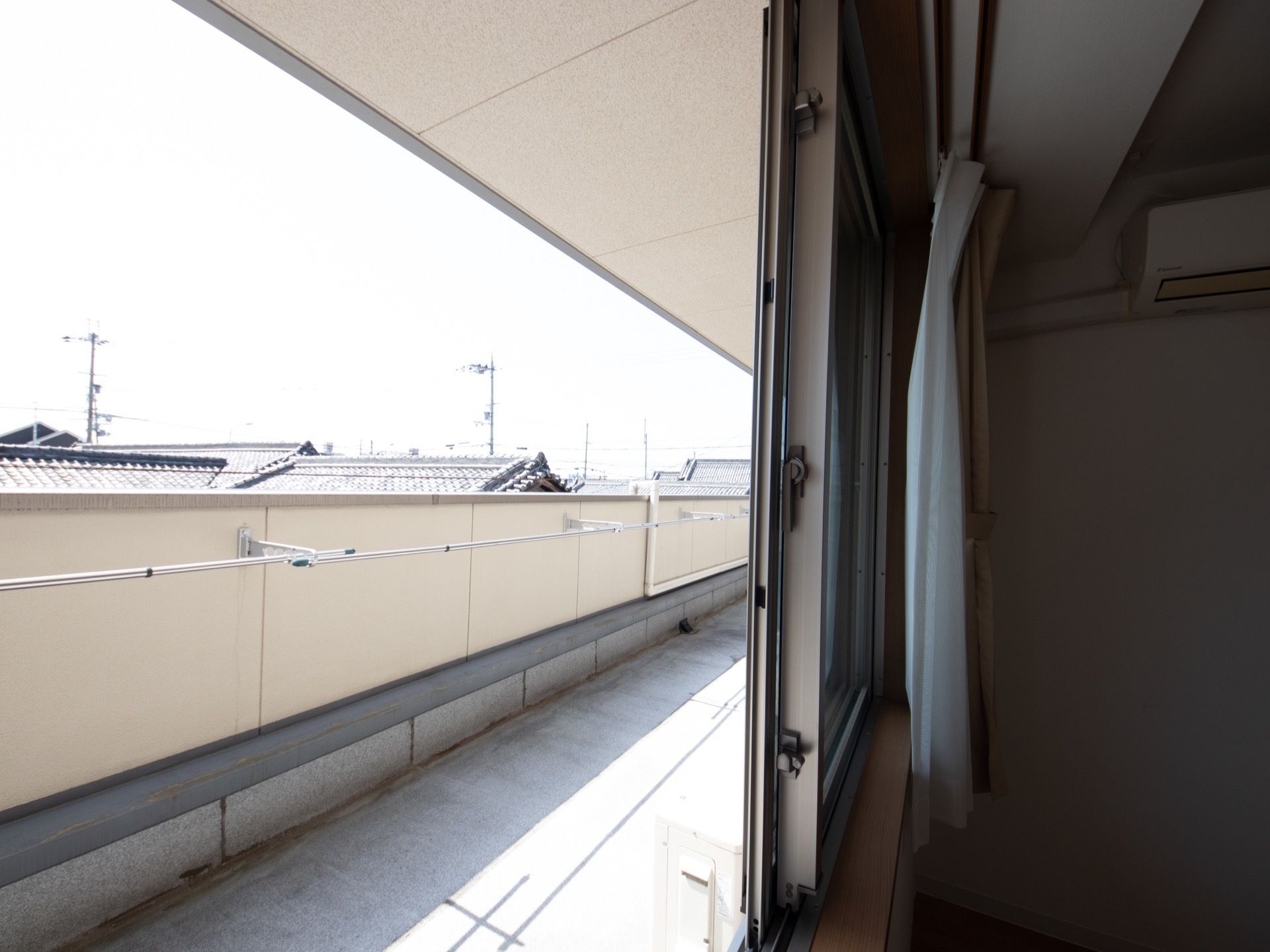 広々としたベランダである。物干しざおがあり、洗濯時に干すことができ便利である。外の風を感じてリフレッシュできる。