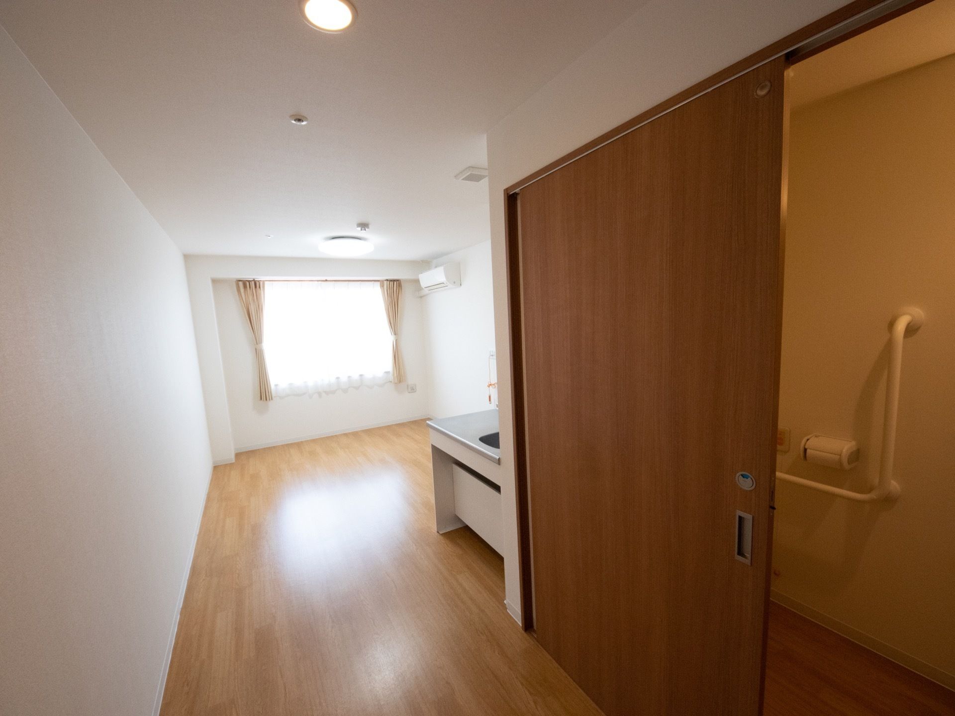 居室は広いスペースが確保されている。手前にはトイレがあり、スライド式の扉で安全に開け閉めすることができる。