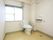 窓から光が入る、明るく広いトイレである。便座の両端に手すりが取り付けられている。壁には緊急用の呼び出しボタンがある。