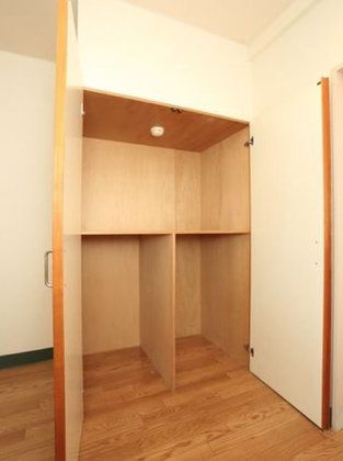収納の扉は観音開きになっている。内部は３つに区切られており、大容量の荷物を収納することができる。火災報知器が設置されている。