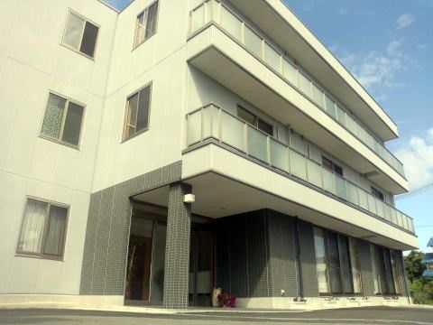 大きな屋根が設置されており、雨の日も濡れずに出入りすることができる玄関