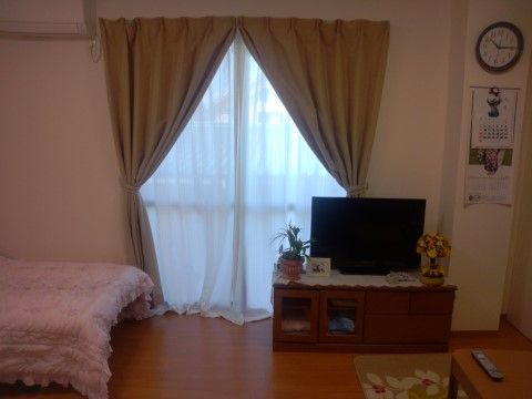 大きめの窓からは光が入り室内を明るくしてくれる。ベット、テレビ、テーブルがあり、日々の生活を快適に過ごすことができる。