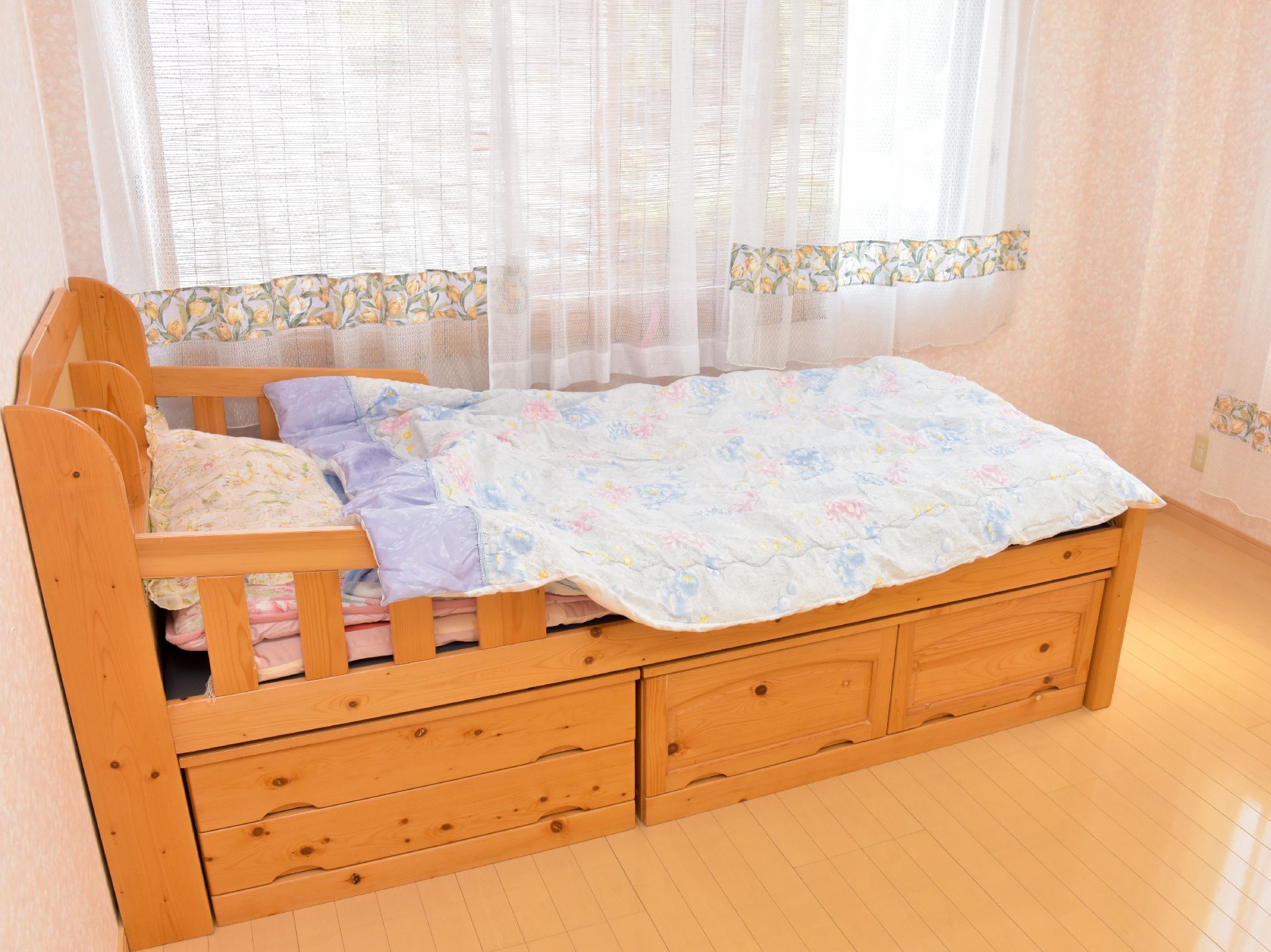 大きな窓から自然光の差し込む明るい居室。