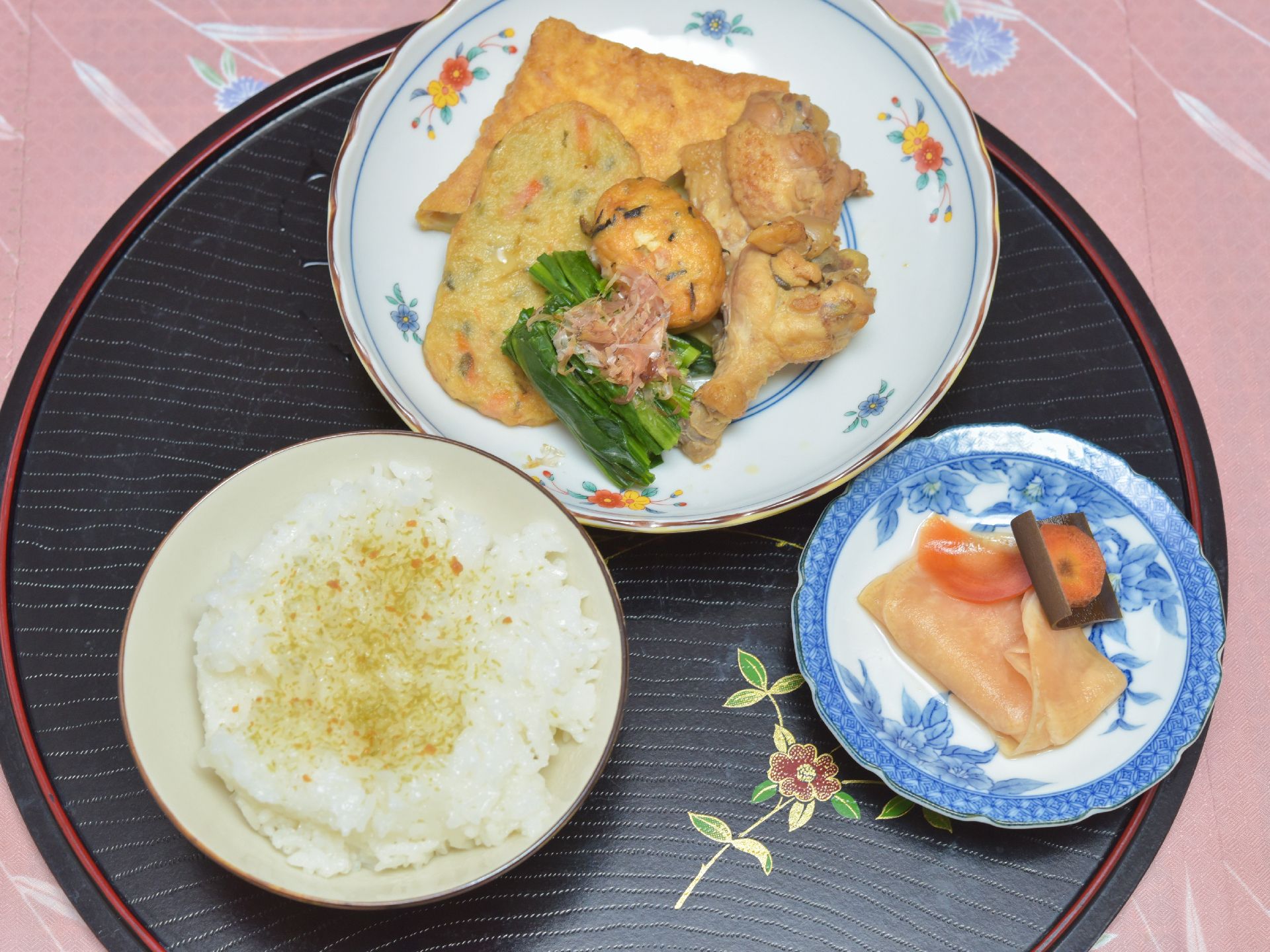 ご飯に野菜の煮物などを付けた和食メニュー。