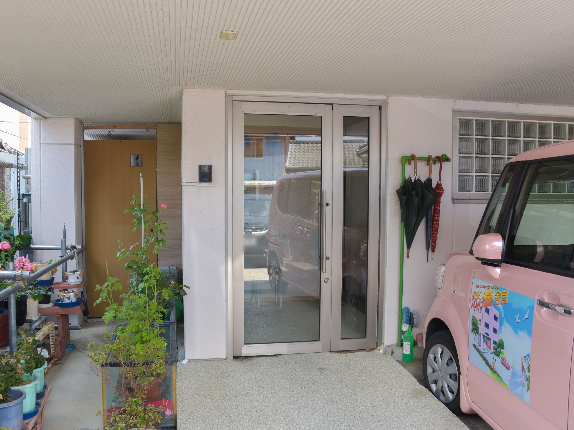 施設の入口に駐車スペースが設けられている。