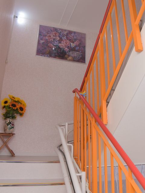 お花や絵画が飾られた階段。