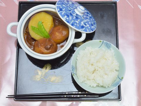 暖色系の温かい色味の個室トイレは、ウォシュレット付きとなっており、快適な時間を過ごせるよう考えられています。
