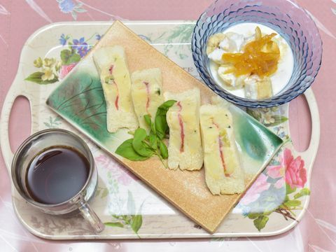 サンドイッチにデザートとドリンクのセット。