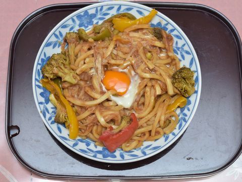 がんもどき、ほうれん草のおひたし、ご飯とふりかけ、おしんこ等、バランスがよく、栄養の偏らない食事となっており、主菜副菜も考えられています。