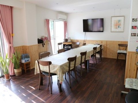 「ペアウェル南山」のリビング。観葉植物も複数設置している。