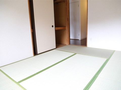 「ペアウェル南山」の和室。イグサの香りが感じられる和室。