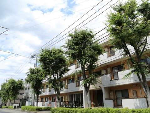 「ペアウェル南山」の外観。交通量も少なく歩きやすい。