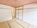 居室には部屋の入り口の右側に押し入れと天袋が設置されている。室内は畳敷きで、部屋の外の床はフローリングである。