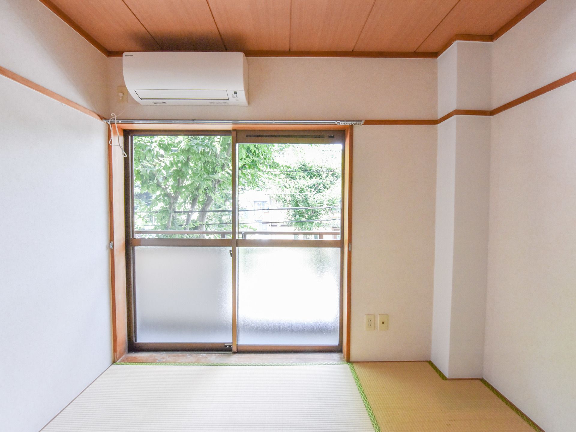 居室には1方向の壁に掃き出し窓が設けられ、上部にはカーテンレールが付いている。窓前の足元は板張りになっている。