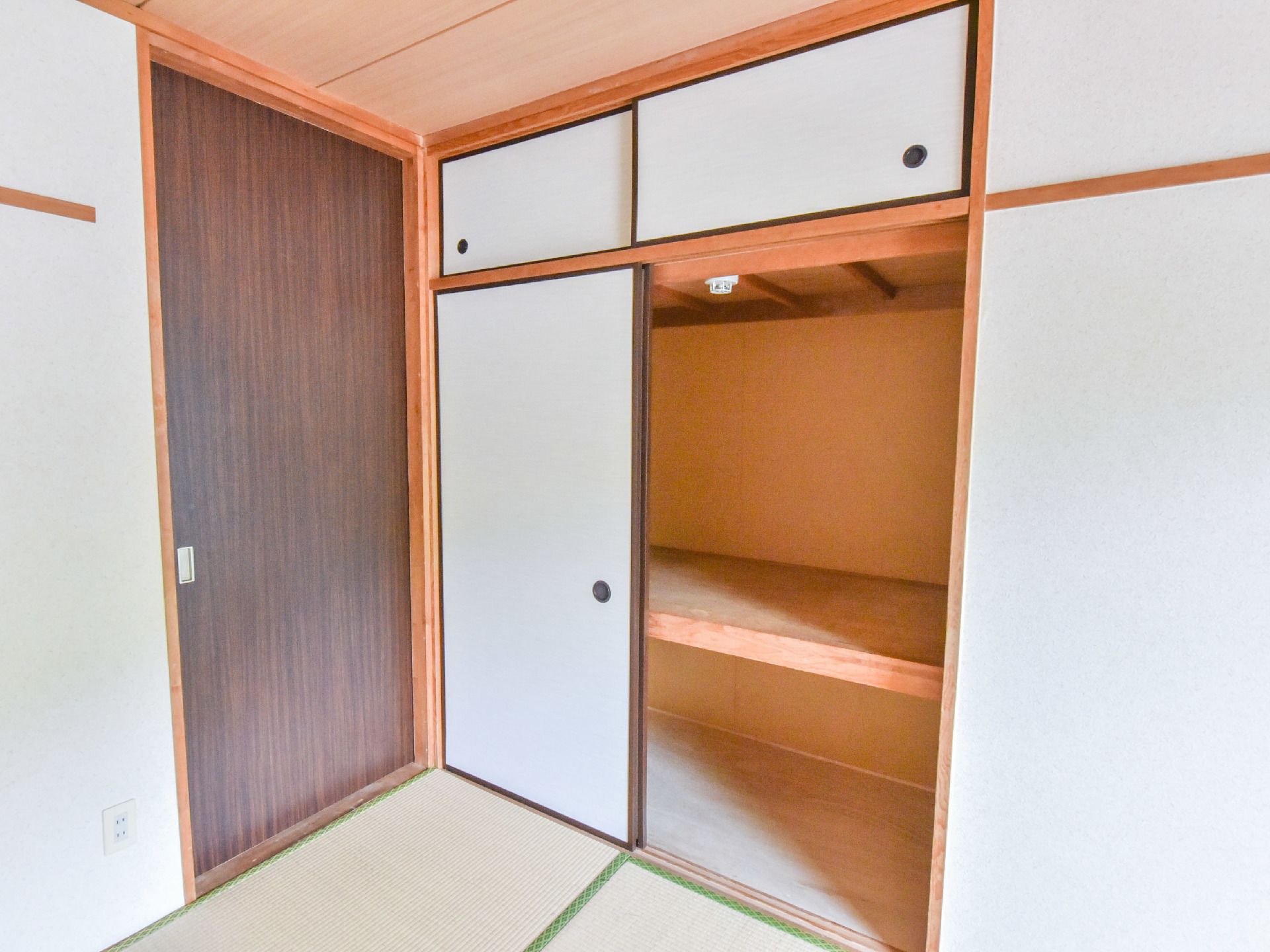 畳敷きの居室の中には押し入れが設置されている。前面は2枚の襖で、内部は2段に分かれている。上部に天袋がある。
