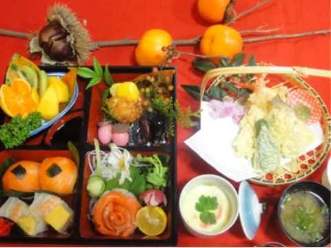 和食の彩り豊かな食事風景