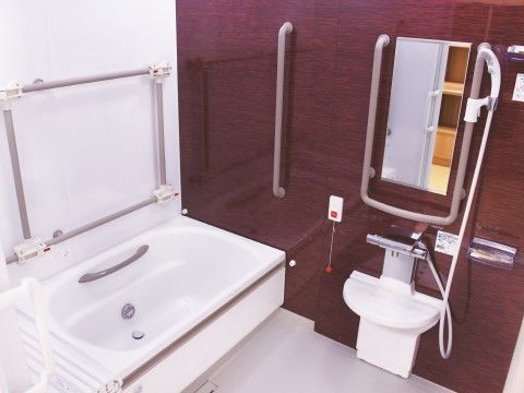 家庭的な雰囲気の浴室ながらも、手すりなどを設置し身体能力の低下した方も１人で安全に入浴できる工夫がされている。