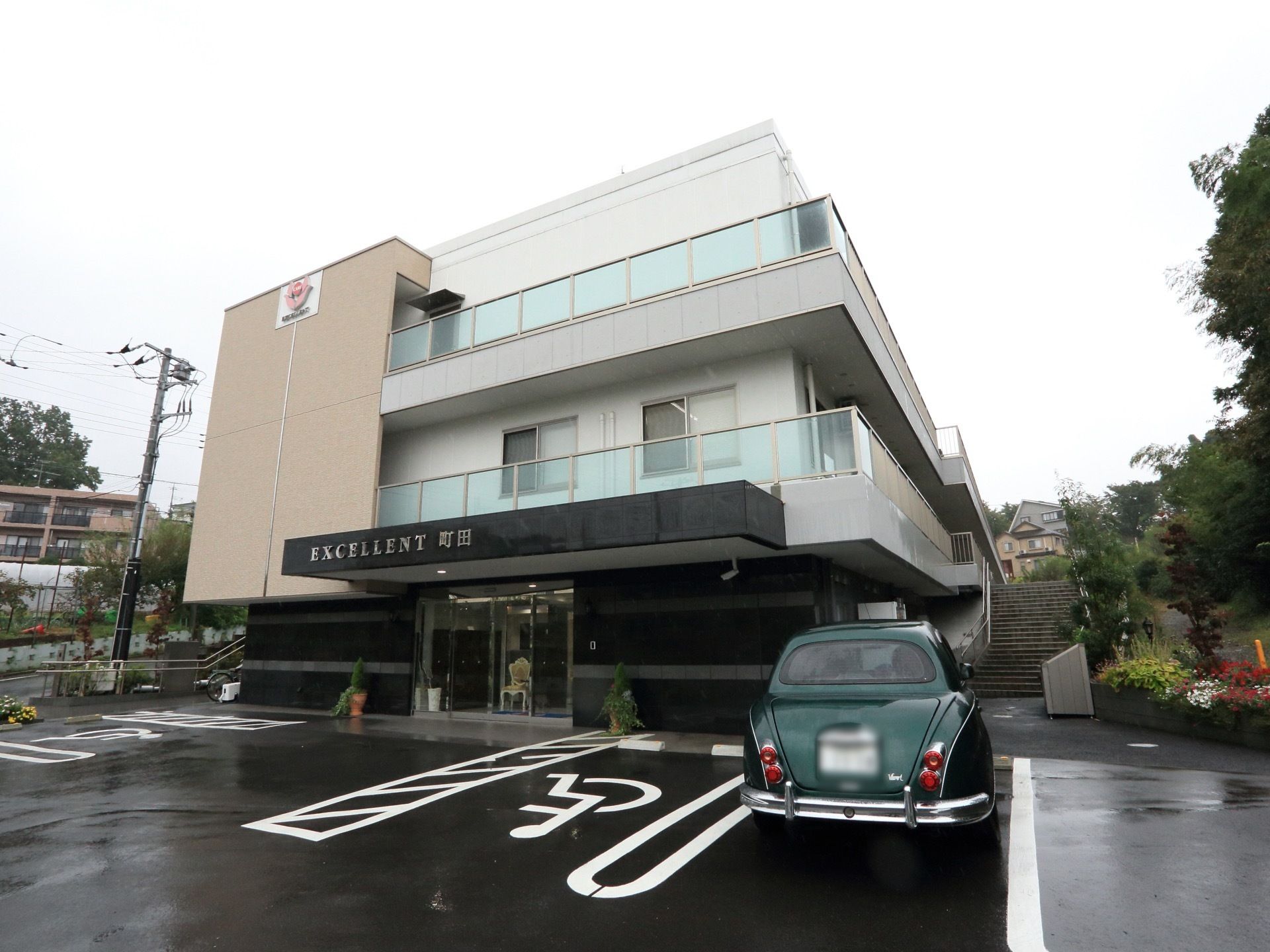 ３階建ての建物で、玄関前の屋根の側面に施設名が書かれている。建物の前には駐車場があり、特に玄関のすぐ前は車椅子の方用の駐車場になっている。