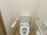 居室のトイレは引戸のある個室になっている。両脇に手すりが取りつけられており、緊急時のために呼出ボタンも備えつけられている。
