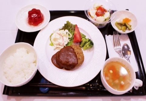 こちらは洋食で、メインのハンバーグにサラダ、野菜スープ、ご飯、フルーツ、デザートのゼリーと目にも楽しいメニューとなっている。