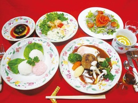珍しい多国籍料理のメニューである。もち米の蒸し団子やハムをバラの花のように巻いたサラダなどのほか、食前酒も用意されている。