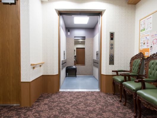 エレベーター前