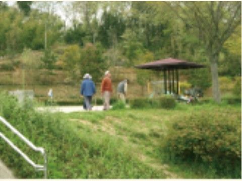 施設の近辺にある公園内を入居者様方がゆったりと散歩している。公園は豊かな自然であふれており、屋根付きの休憩スペースも用意されている。