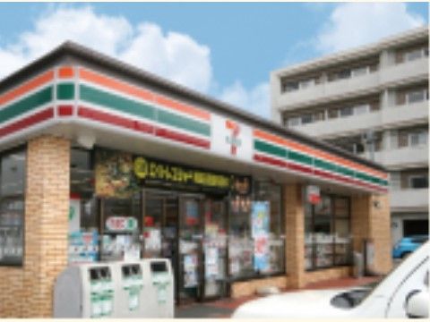施設の近くには長時間営業している店舗も整っており、入居者様がちょっとした生活の品を調達したい時に、気軽にアクセスが可能である。