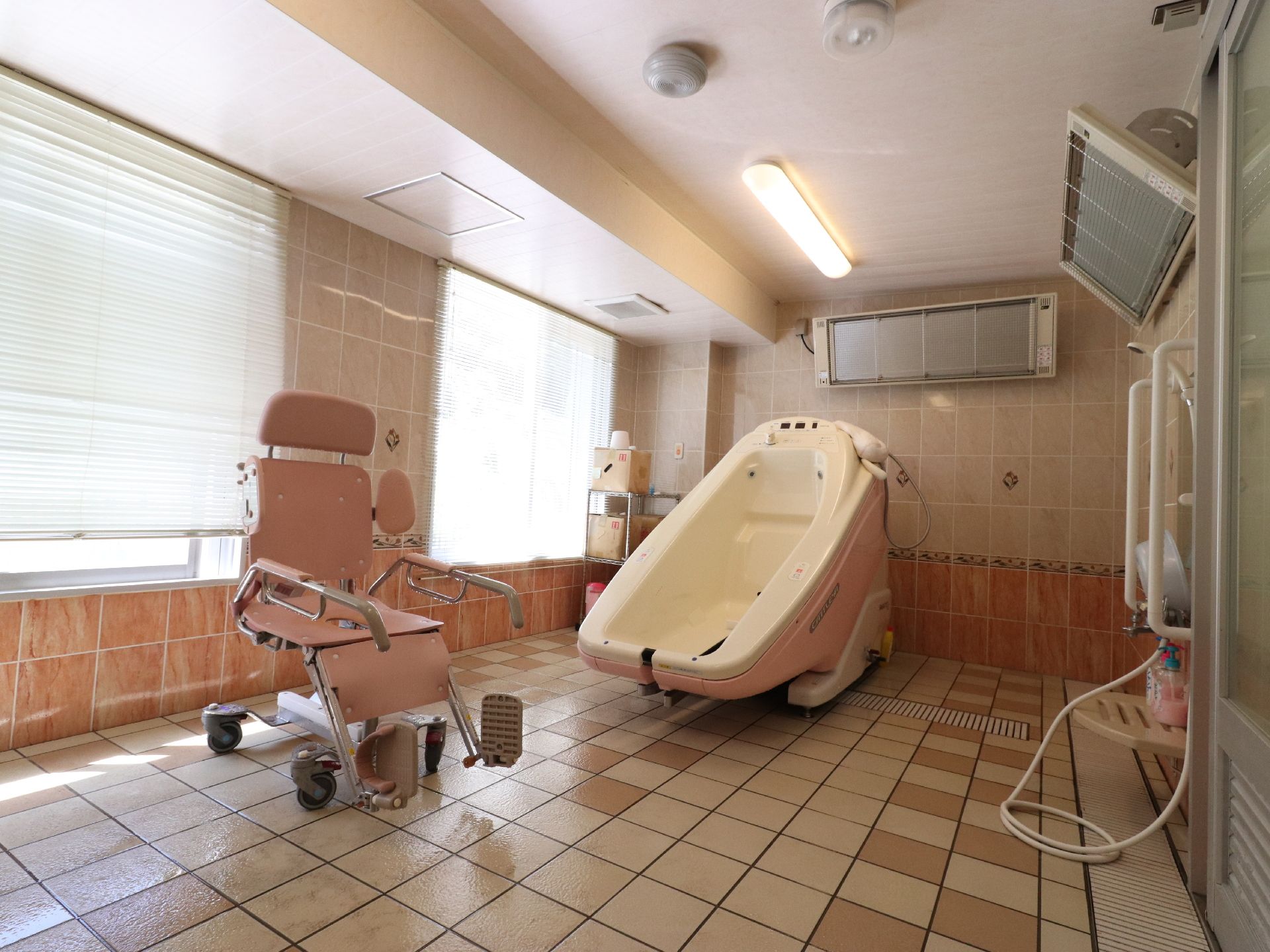 一人で入浴することができない方のために、機械浴室もある。利用者様を運ぶ車いすや機械浴槽も設置されている。