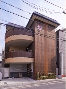 施設は、ダークブラウンを基調とした外観である。２階、３階部分のテラスの壁が湾曲している点が特徴的である。
