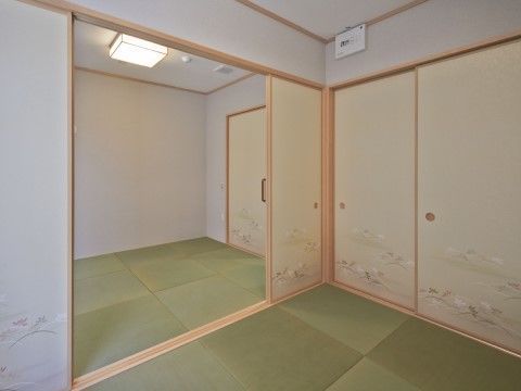 和室のゲストルーム。畳の部屋が二間続く。