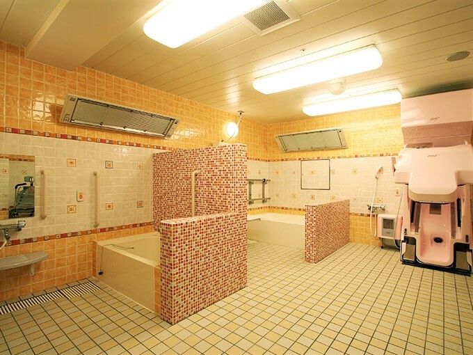 「グッドタイム リビング 神戸垂水」の浴室。介助サポートもあり、快適なバスタイムを過ごせる。