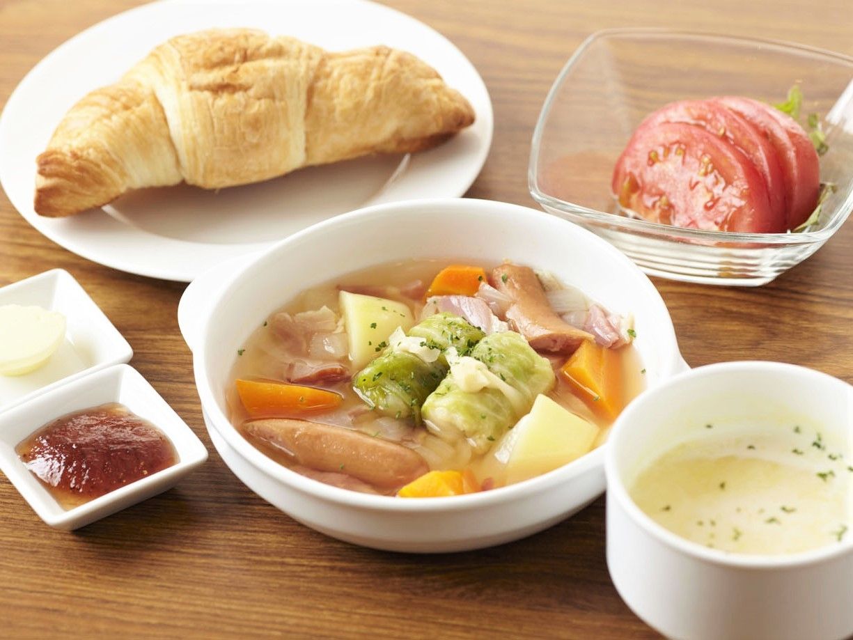 ポトフとサラダ、クロワッサンとコーンポタージュが置かれた食卓。