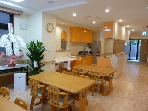 キッチン、洗面台付きのモダンな空間。