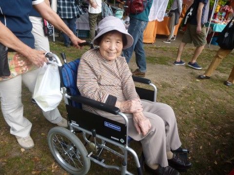 笑顔の高齢女性と車椅子